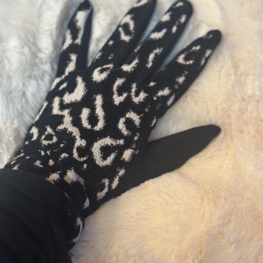 Pair of Women’s Animal Print Fashion Gloves Touchscreen Technology NEW W/O TAGS - Picture 4 of 7